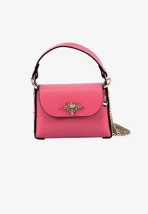 Kleine roze leren handtas met een gouden bij-embleem, zwarte accenten, een bovenhandvat en een kettingband. Gladde textuur met een klep-sluiting.
