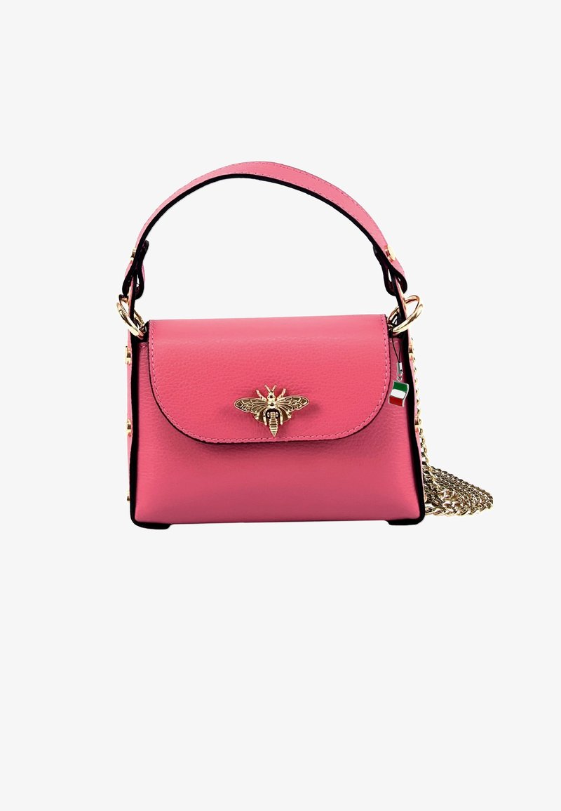 Petit sac à main en cuir rose avec un emblème en forme d'abeille dorée, des accents noirs, une poignée supérieure et une bandoulière en chaîne. Texture lisse avec un fermoir à rabat.