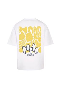 Fehér, rövidujjú póló, amelyen a hátoldalon sárga tészta mintázat látható, és a fekete színű "pasta" felirat található.