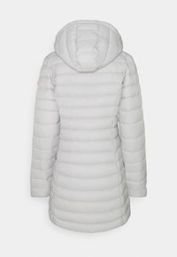 Lysegrå dynejakke med hætte, med vandret quiltet mønster, lange ærmer og en lille orange emble på venstre skulder.