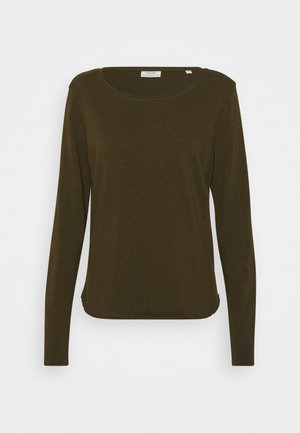 Langärmeliges, olivgrünes Shirt mit Rundhalsausschnitt, figurbetonter Silhouette und glatter Stoffstruktur vor weißem Hintergrund.