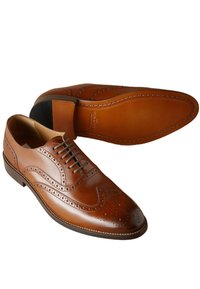 Chaussures habillées en cuir marron avec design à bout rapporté, détails brogue, six œillets et finition lisse. Elles disposent d'une semelle durable.