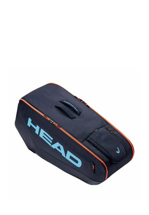 Bolsa de tenis HEAD negra y naranja con varios compartimentos con cremallera y un asa superior.