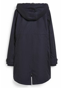 Chaqueta impermeable azul marino con capucha, ventilación trasera con cremallera, puños elásticos y bolsillos laterales, con una textura suave y mate.