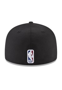 Cappello aderente nero realizzato in tessuto con una superficie liscia, con il logo NBA bianco e blu ricamato sul retro.