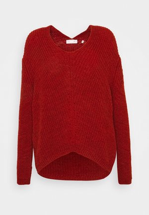 Pull à manches longues en maille épaisse de couleur rouge profond avec un col en V et un ourlet arrière légèrement plus long.