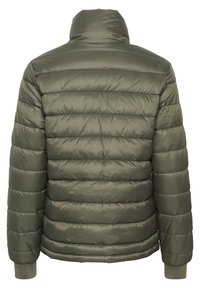 Olijfgroene pufferjack met een hoge kraag, gewatteerd design en ribbelgebreide manchetten. Glad, glanzend materiaal met geïsoleerde vulling.