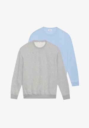 Deux sweatshirts unis à col rond, l'un gris clair au premier plan et l'autre bleu clair à l'arrière, présentés à plat sur un fond blanc.