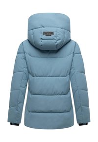 Ljusblå pufferjacka med avtagbar huva, med kviltade sektioner, svarta ärmslut och en logotyp på baksidan.
