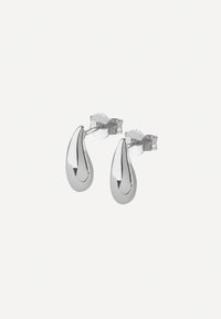 Srebrne kolczyki w kształcie kropli łzy o polerowanej powierzchni, z zapięciem na sztyft i gładkim, zakrzywionym designie. Całkowity kształt jest wydłużony i elegancki.