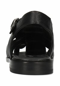 Czarna skórzana sandał z otwartym tyłem, regulowanym zapięciem i teksturowaną górą. Posiada płaską podeszwę o gładkim wykończeniu.