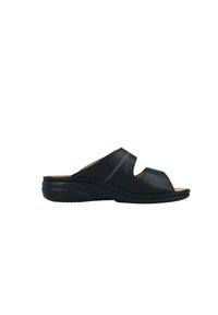 Zwarte open teen slidesandalen van glad leer met een gevoerde binnenzool en witte stiksels. Rond, getextureerde buitenzool.