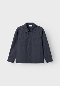 Camicia button-up grigio scuro con colletto, due tasche sul petto e maniche lunghe. Realizzata in un tessuto morbido con bottoni a finitura opaca.
