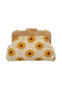 Bolso de mano de crochet con un patrón floral en tonos amarillos y crema. Cuenta con un cierre de madera y una superficie suave y texturizada.