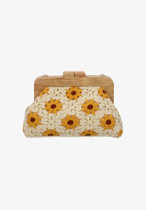 Gehäkelte Clutch mit floralem Muster in Gelb- und Cremetönen. Verfügt über einen Holzverschluss und eine weiche, strukturierte Oberfläche.