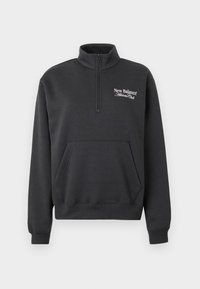 Donkergrijze sweatshirt met een halfritskraag, voorzak en wit "New Balance Athletes Club"-logo geborduurd op de borst.