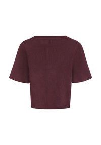 Top in magenta scuro a maniche corte in maglia con scollatura ampia e vestibilità boxy, mostrato da dietro su uno sfondo bianco.