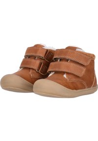 Bottes pour tout-petit en cuir marron avec deux bandes Velcro, semelles en caoutchouc beige et doublure blanche douce. Bout arrondi et accents cousus.