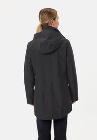 Giacca nera impermeabile con cappuccio, caratterizzata da una texture liscia, taglio di media lunghezza e design semplice. La parte posteriore non presenta dettagli hardware visibili.