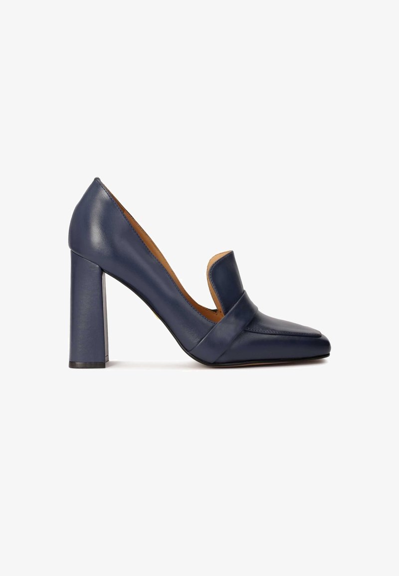 Escarpin en cuir bleu marine à talon haut, avec un bout pointu et une large sangle lisse sur le devant. Le talon épais offre une stabilité supplémentaire.