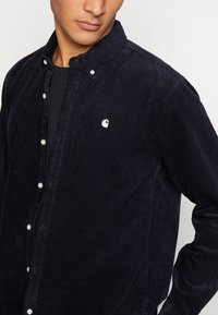 Carhartt WIP MADISON SHIRT - Overhemd - dark navy/wax