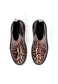Stivaletti alla caviglia in stampa leopardata con finitura lucida, inserti laterali elastici neri e un inserto per il battistrada sul retro. Suola testurizzata.