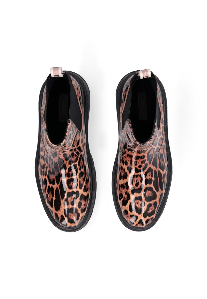 Bottes à chevilles à motif léopard avec une finition brillante, inserts élastiques noirs sur les côtés et une languette à l'arrière. Semelle extérieure texturée.