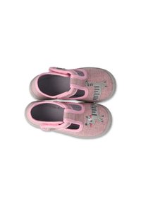 Różowe buty z tkaniny z podwójnymi zapięciami na rzep, szarymi akcentami i haftowanym wzorem zwierzęcym na palcach. Lekkie, z teksturowanymi wkładkami.