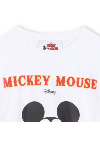 Biała bawełniana koszulka z grafiką Myszki Miki w odcieniach czerni i bieli, z napisem "MICKEY MOUSE" w odważnych czerwonym i żółtym kolorze powyżej obrazu.