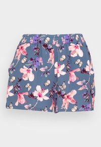 Blommiga shorts med elastisk midja, med blå bakgrund, rosa och lila blommor samt mönster av fjärilar; lättviktsmaterial.
