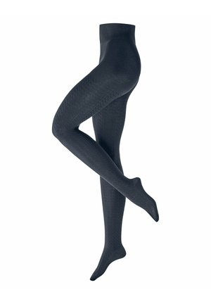 Calze a rete nere con motivo a treccia, indossate su gambe incrociate su sfondo bianco.