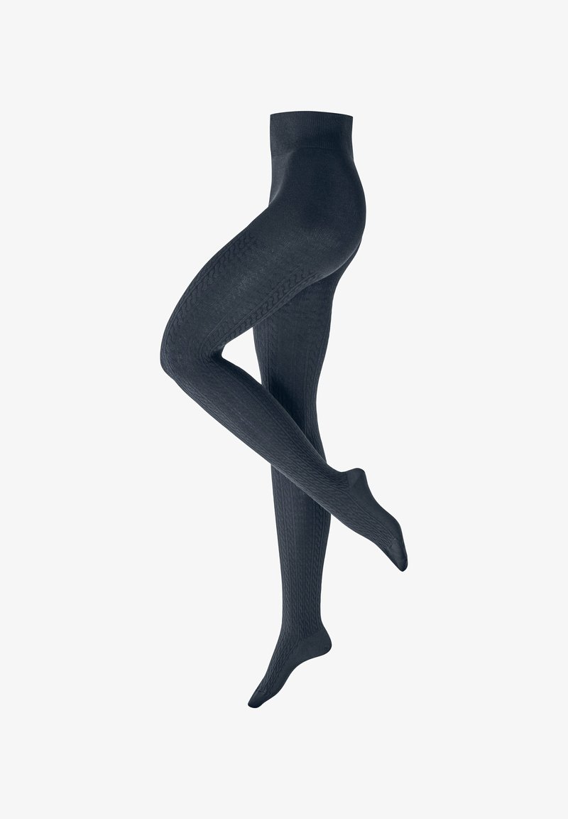 Zwarte panty's met kabelpatroon, getoond op gekruiste benen tegen een witte achtergrond.