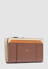 Leren portemonnee in bruin, beige en oranje met een voorvak, gouden logo en ritssluiting tegen een lichtgrijze achtergrond.