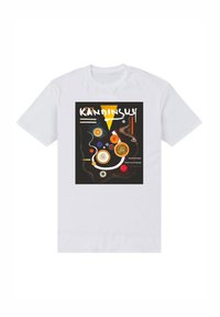 Bílá tričko s barevným abstraktním designem obsahujícím kruhy, čáry, žlutý trojúhelník a slovo "KANDINSKY" v bílém písmu.