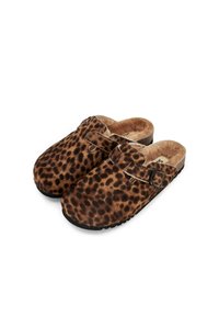 Zoccoli con stampa leopardata e una morbida texture in pelliccia, con doppia cinghia e dettaglio della fibbia, su una suola in gomma nera.