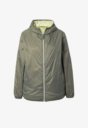 Lichtgewicht olijfgroene jas met kap, voorrits, zijzakken en elastische manchetten, plat weergegeven op een witte achtergrond.