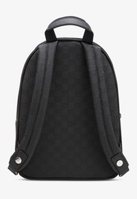 Sort rygsæk med et struktureret mønster og et logo. Den har justerbare stropper og et håndtag øverst til at bære i. Kompakt og elegant design.