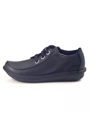 Chaussure décontractée en cuir noir avec bout arrondi, trois paires d'œillets métalliques, lacets noirs et semelle en caoutchouc flexible.
