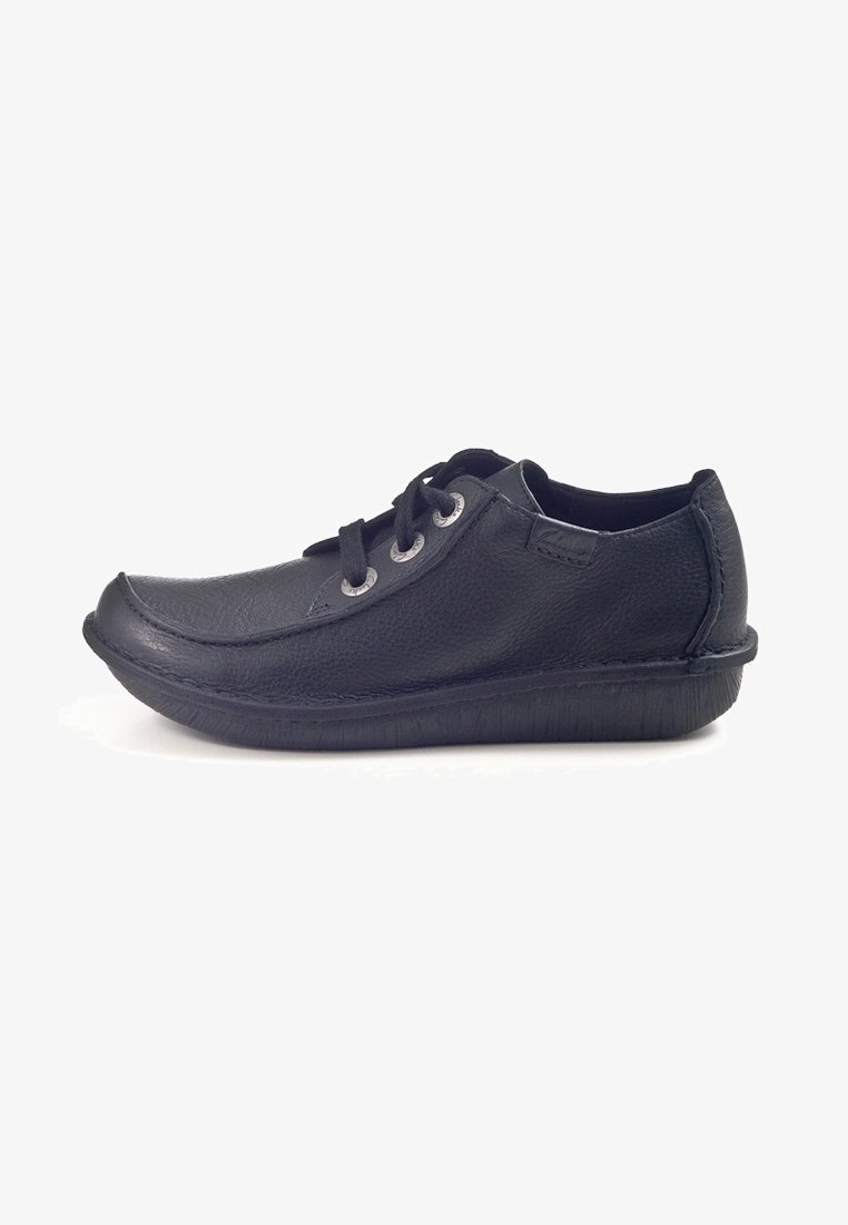 Chaussure décontractée en cuir noir avec bout arrondi, trois paires d'œillets métalliques, lacets noirs et semelle en caoutchouc flexible.