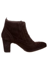 Stivali ankle in suede marrone con punta affusolata, lacci sul davanti e tacco spesso. Dettagli decorativi a brogue lungo i bordi.