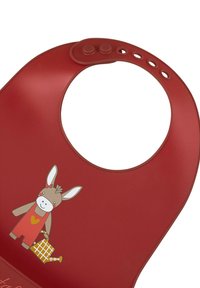 Rote Silikon-Schürze mit einem Cartoon-Esel und einer Gießkanne. Abgerundeter Halsausschnitt und zwei Druckknöpfe für eine verstellbare Passform.