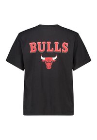 Camiseta de algodón negra con texto rojo "BULLS" y un gráfico de un toro en la parte posterior. Mangas cortas, cuello redondo y ajuste relajado.