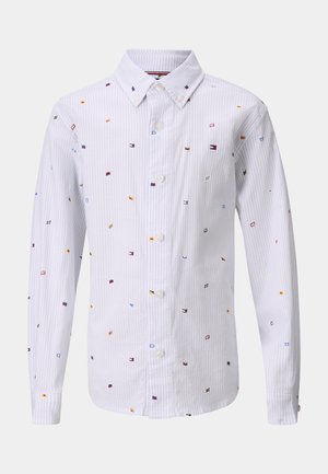 Camicia a maniche lunghe bianca a righe con piccoli toppini geometrici multicolori. Presenta un colletto con bottoni e chiusura a bottoni.