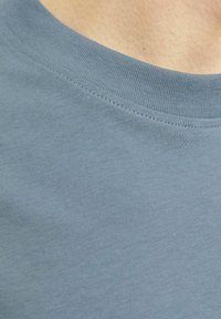 Jack & Jones JJEBRADLEY TEE O NECK - Basic T-shirt - goblin blue