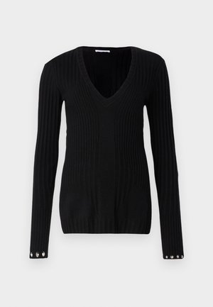 Schwarzer gerippter Strickpullover mit V-Ausschnitt, langen Ärmeln und silbernen Knopfakzenten an den Bündchen. Weiche Textur und taillierte Passform.