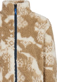 Chaqueta de forro polar marrón y crema con un cuello alto, cierre de cremallera y un patrón texturizado que asemeja formas abstractas.