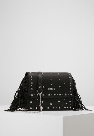 Czarna skórzana torebka na ramię z srebrnymi ćwiekami w kształcie gwiazd, frędzlami po bokach, łańcuszkowym paskiem i logo "Liu Jo" na przedniej klapie.