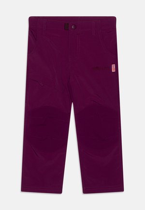 Lila Outdoor-Hosen mit verstärkten Knien, mehreren Taschen und einem Knopfverschluss. Mit gesticktem Logo und strapazierfähiger Stofftextur.