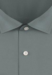 Polo à manches courtes en tissu teal atténué, présentant un tissage texturé, un col pointu et un bouton en plastique transparent au niveau du cou.