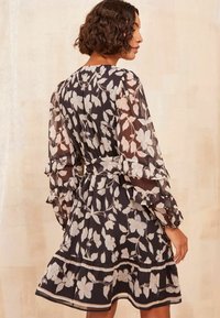 Friends Like These PETITE FIT - RUFFLE  - Kasdienė suknelė - cream